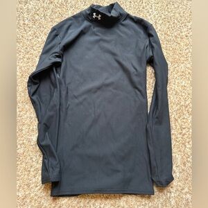 Under Armour Youth Compression fitted top small but looks like a youth large
